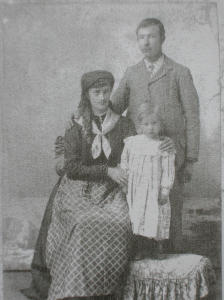 Ritratto di famiglia in abiti tradizionali (1910 - 1920)